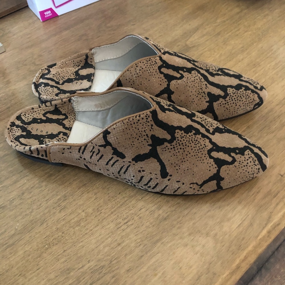 NWOT Sanctuary: Snake skin print, leather mules